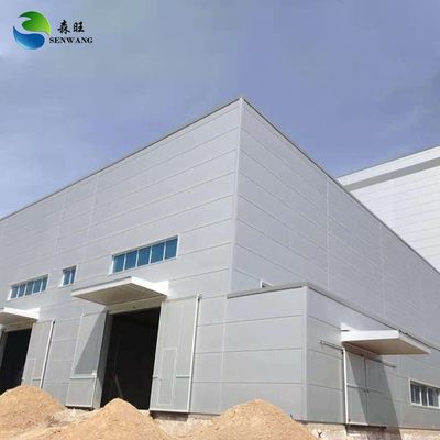 Конструкция из готовой стали с окном из алюминиевого сплава