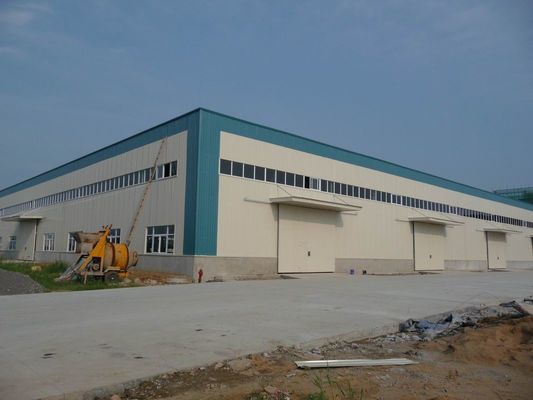 Склад стальной конструкции с кровлей из сэндвич-панелей и оцинкованным каркасом