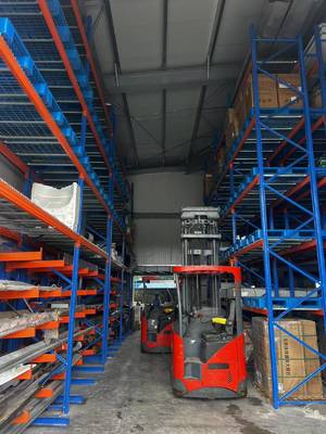 Prefabricated Steel Warehouse with Stainless Steel Gutter System Environmentally Friendly Materials and Steel Sheet Sandwich Panel Construction