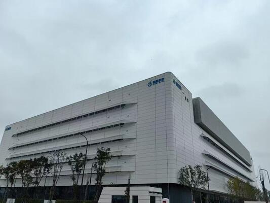 Склад из стальной конструкции, устойчивый к землетрясениям 7-9 баллов, с прочной стальной балкой H-образной формы и двойными стеклопакетами из алюминиевого сплава